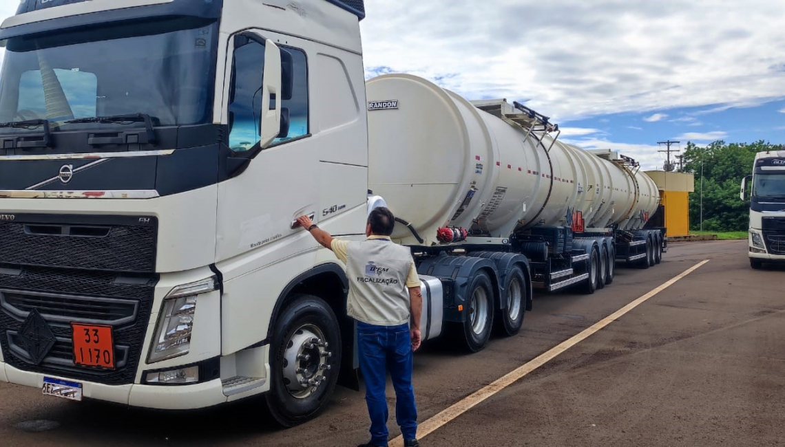 Na capital, Ipem-SP fiscaliza veículos que transportam produtos perigosos e cronotacógrafos na avenida Salim Farah Maluf durante operação “Cavalo de Aço”